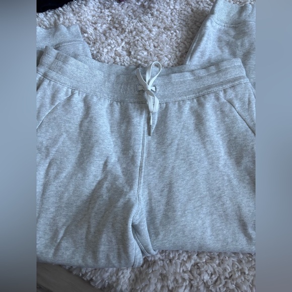 Lululemon Athletica Gray Scuba Mid-Rise Jogger Pants with Elastic Cuffs - Picture 4 of 7